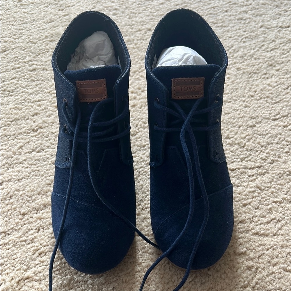 TOMS Navy Lace-Up Shoes